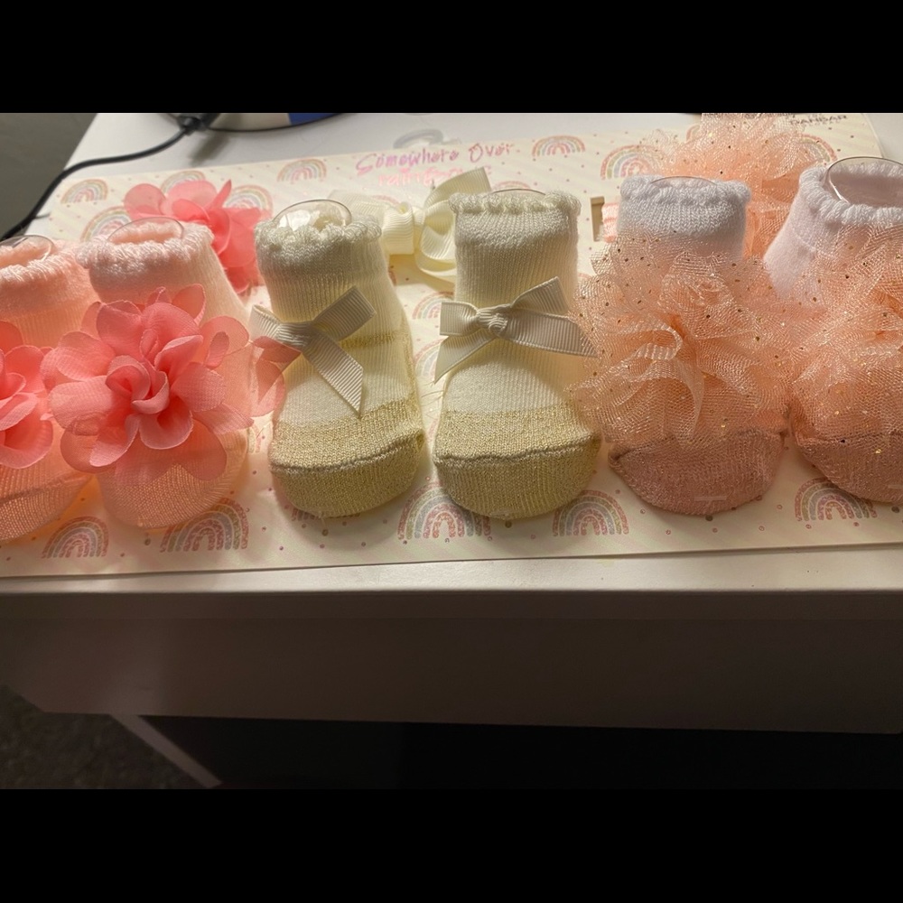Danbar Global somewhere Over rainbows 0-12 never used, come with 3 pairs of sock